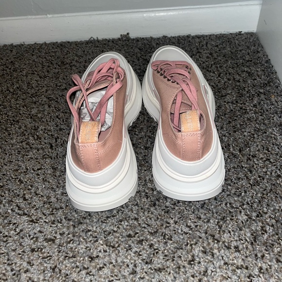 Alexander McQueen Tread Slick Low Platform Sneakers - Picture 4 of 5